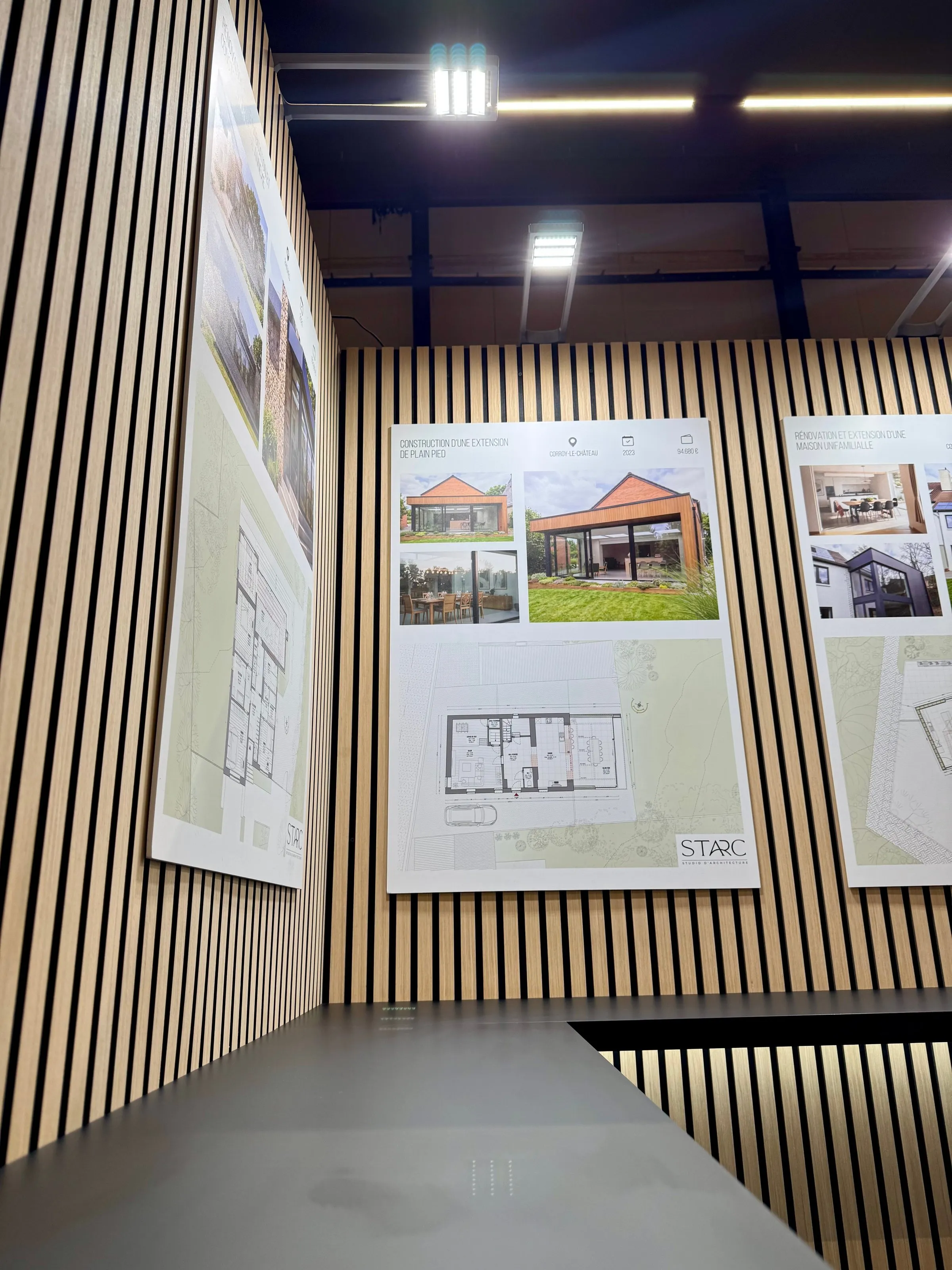 Panneaux acoustiques à lattes et visuels de projets posés sur le stand STARC